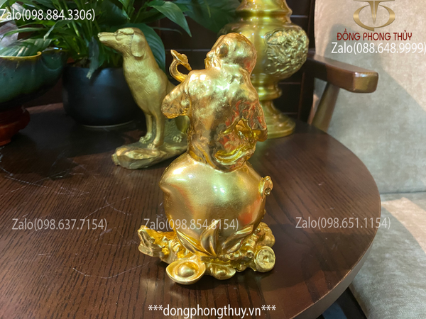 Tượng khỉ phong thủy ngồi đào ôm gậy như ý bằng đồng cao 16cm nặng 800gram