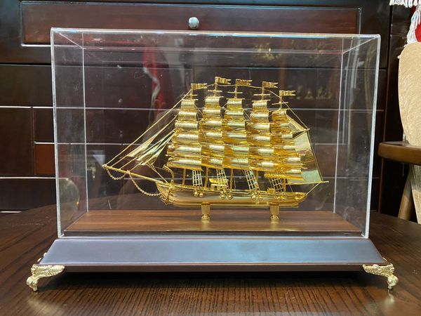 Quà tặng vip - quà tặng sếp: Mô hình thuyền buồm mạ vàng 24k quà tặng sếp