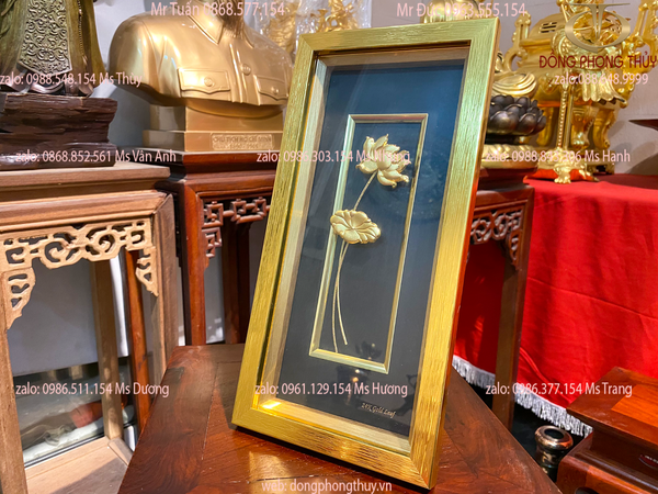 Quà tặng sếp nữ: Tranh hoa sen bình an mạ vàng 24k để bàn viền màu Vàng