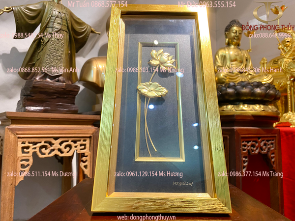 Quà tặng sếp nữ: Tranh hoa sen bình an mạ vàng 24k để bàn viền màu Vàng