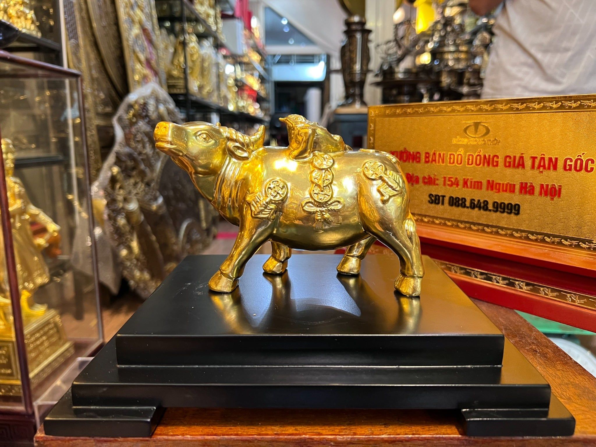 Quà tặng sếp theo tuổi: Tượng trâu vàng 24k bằng đồng