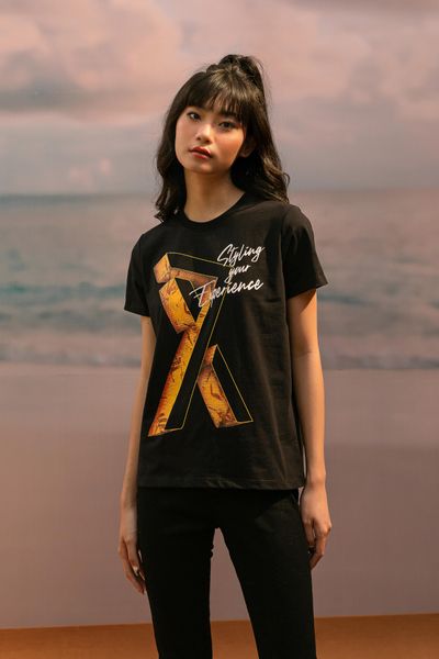 Áo Thun Nữ In Graphic Logo X 3D WTS 2148