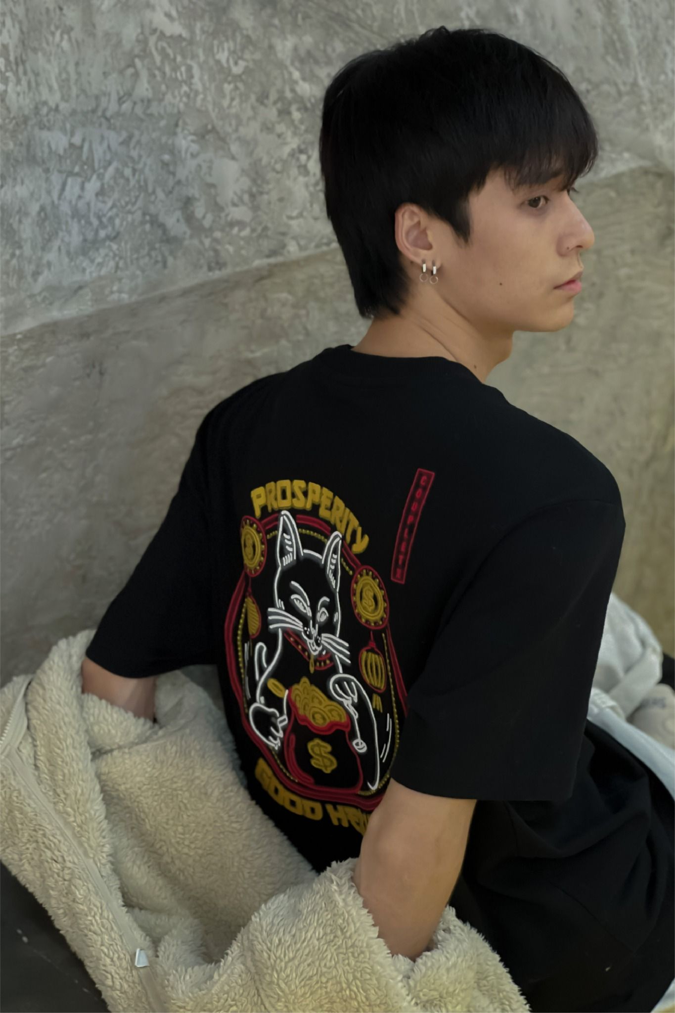 Áo Thun Nam Relax In Màu Mèo May Mắn Thân Sau MTS 1234 -
