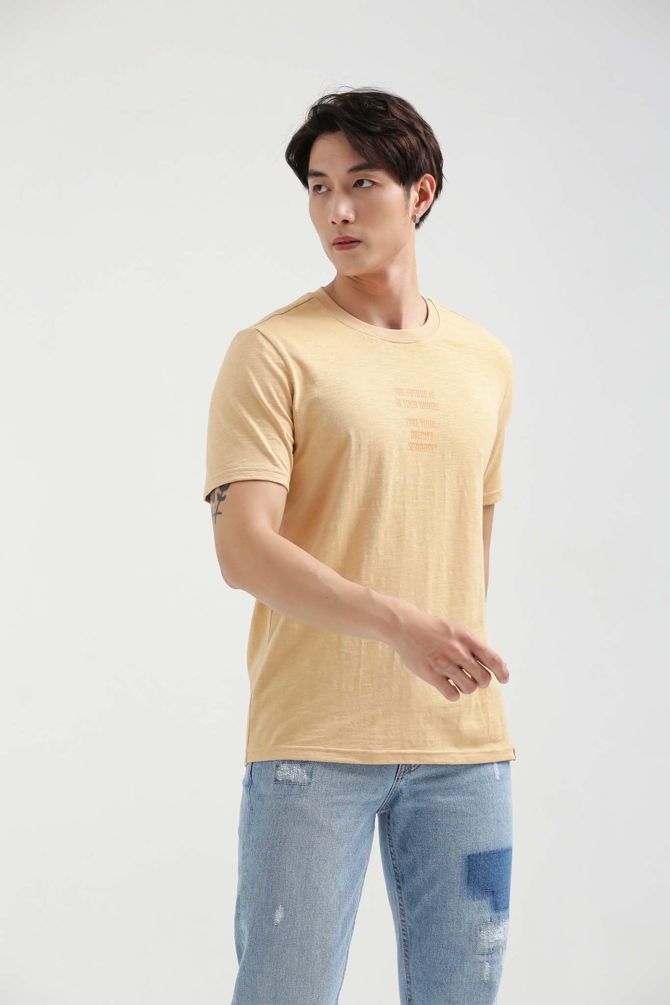 Áo Thun Nam Regular Fit In Typo Ngực MTS 1199 - Áo Thun Nam Regular Fit In Typo Ngực MTS 1199