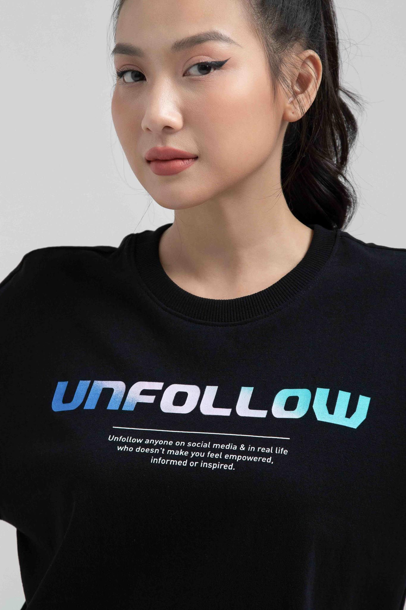Áo Thun Nữ Relax Fit In Typo Chuyển Màu WTS 2224 -