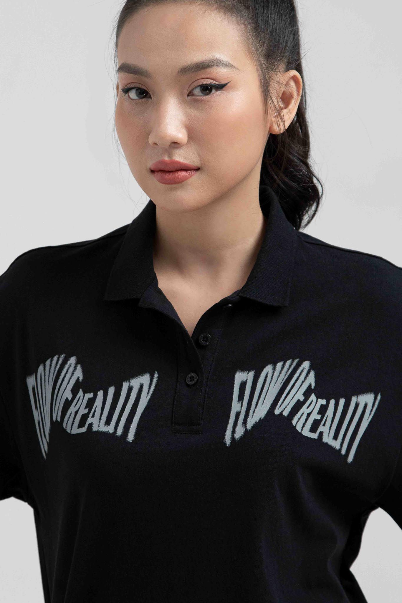 Áo Polo Nữ Jersey Relax Fit In Typo Trước Ngực WPO 2025 -