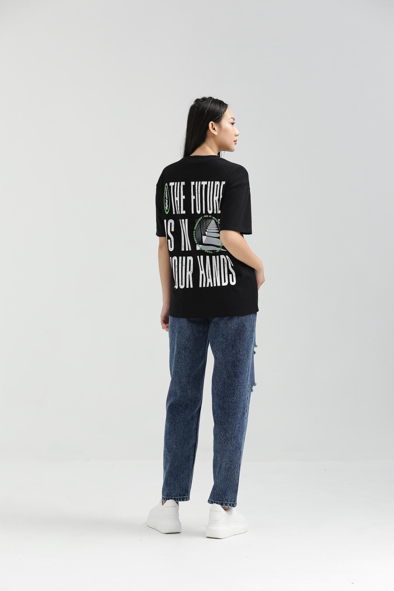 Áo Thun Nữ Relax Fit In Typo The Future Is In Your Hands WTS 2200 -