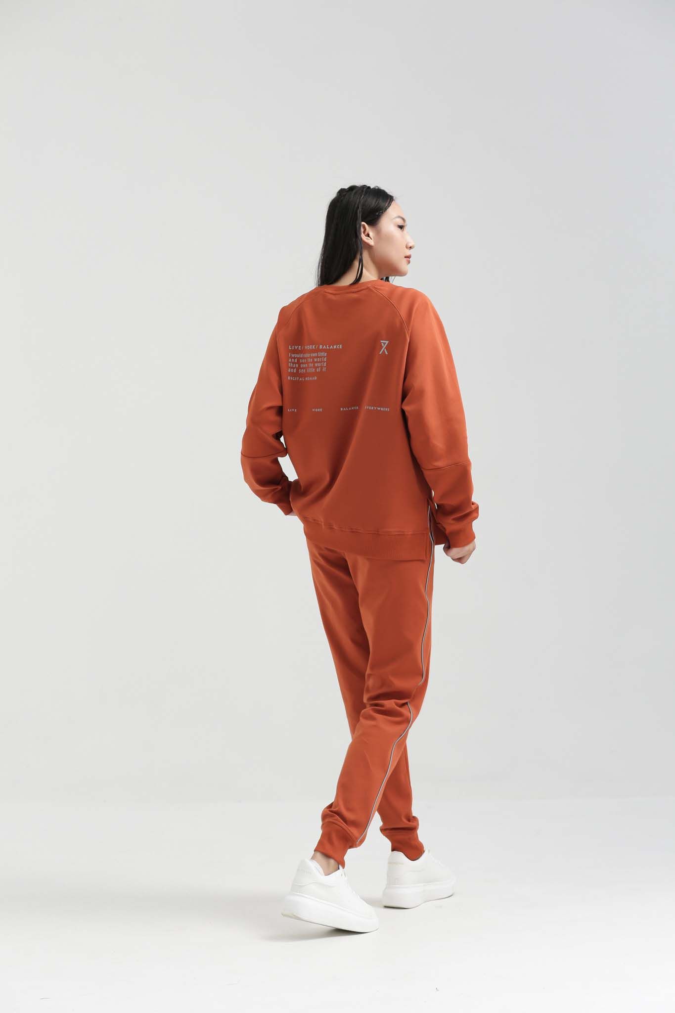 Áo Sweater Nữ In Phản Quang Thân Sau WSW 2016 -