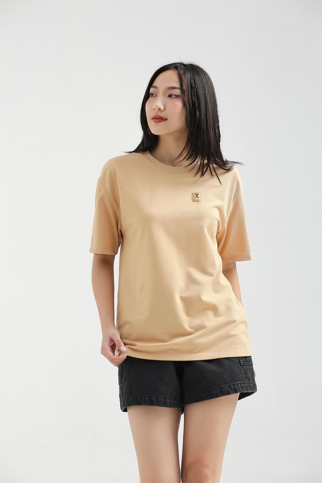 Áo Thun Nữ Relax Fit Đính Logo WTS 2201 -