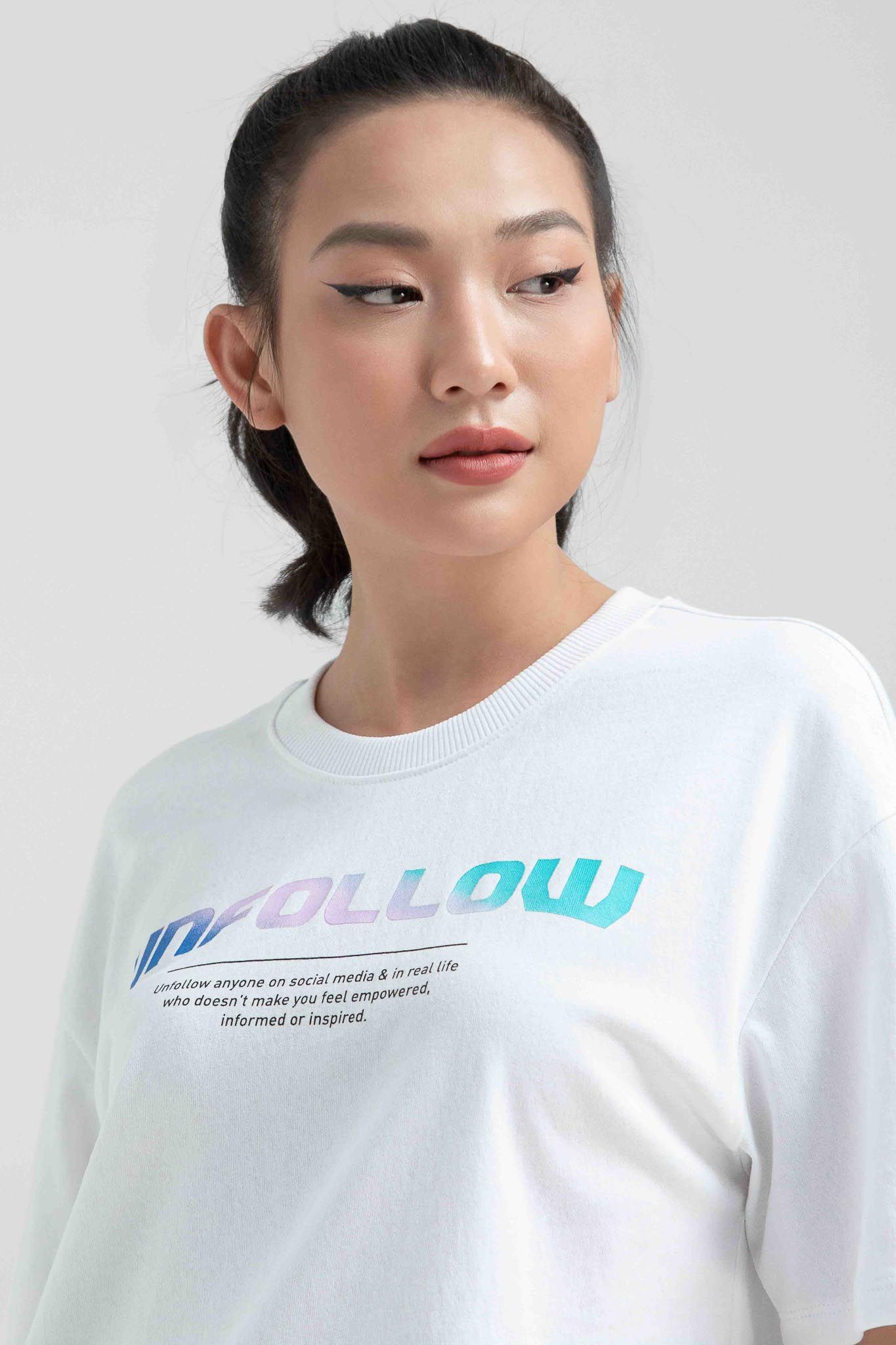 Áo Thun Nữ Relax Fit In Typo Chuyển Màu WTS 2224 -