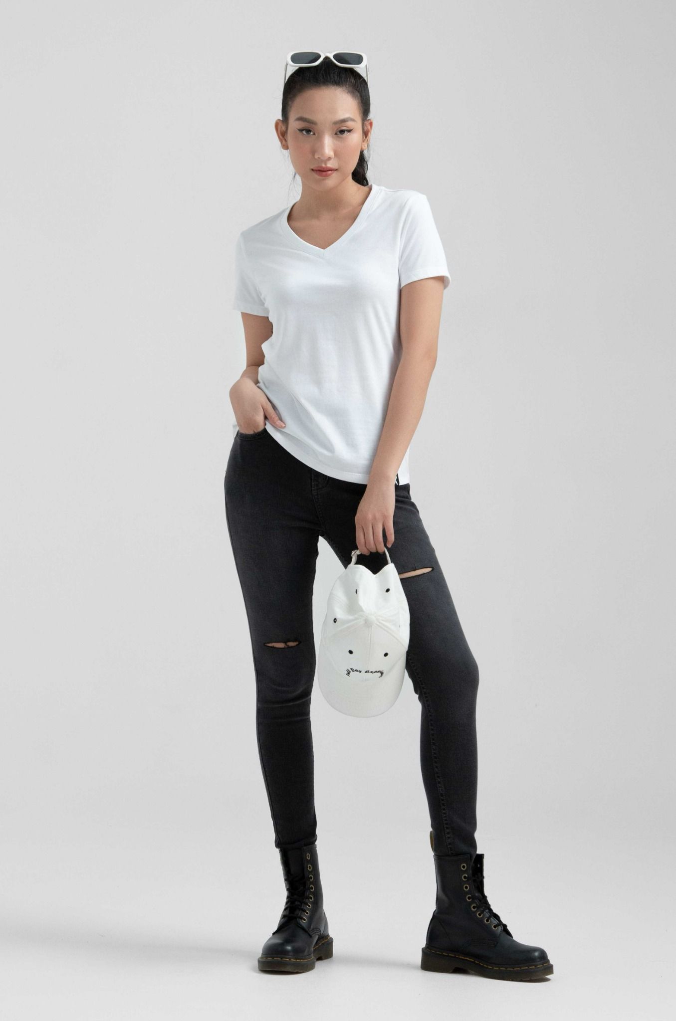 Áo Thun Nữ Cổ Tim Slim Fit Basic WTS 2230 -