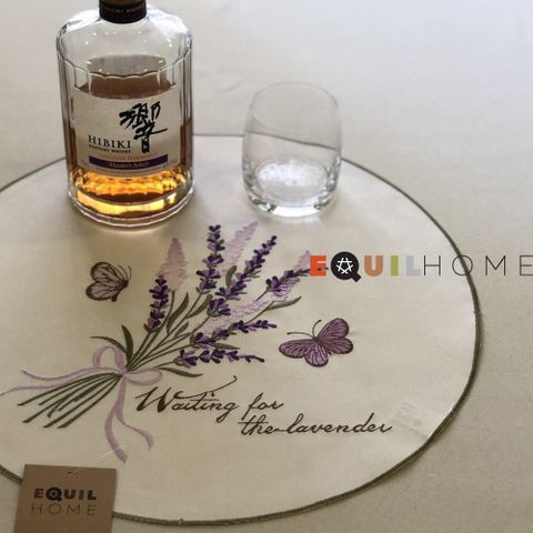 Khăn lót lọ hoa Equilhome hình tròn, chất liệu sợi tổng hợp thêu hoa lavender 