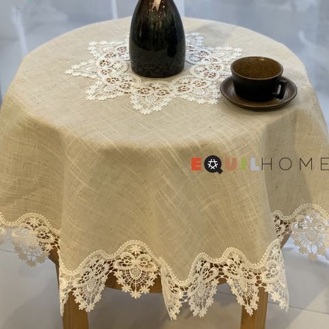  Khăn trải bàn Equilhome (đường kính 110cm) khăn lót lọ hoa hình tròn chất liệu Linen phối ren, thiết kế tinh tế, thanh lịch, hiện đại, chống nhăn, giảm bám bẩn thích hợp dùng cho phòng ăn, phòng khách, các bữa tiệc - EQ44127 