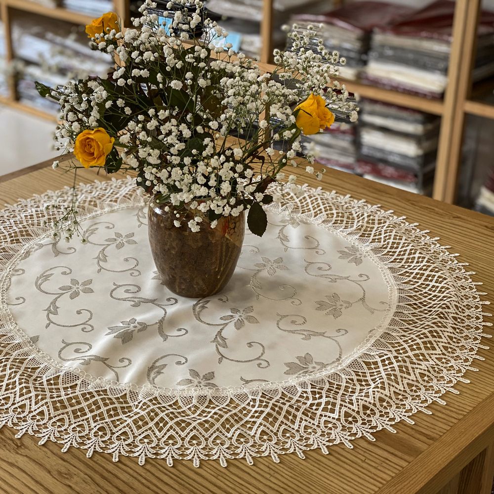 Khăn trải bàn Equilhome (đường kính 85cm) khăn trải bàn hình tròn, chất liệu gấm phối ren màu kem sang trọng, trang nhã, thích hợp dùng cho phòng ăn, phòng khách, các bữa tiệc - EQ500