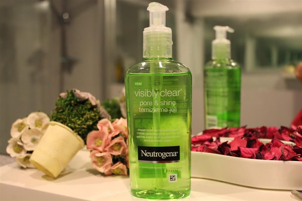 Gel rửa mặt Neutrogena Visibly Clear Pore and Shine Daily Wash