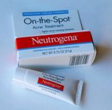Kem chấm mụn Neutrogena On The Spot Acne Treatment 21g của Mỹ .
