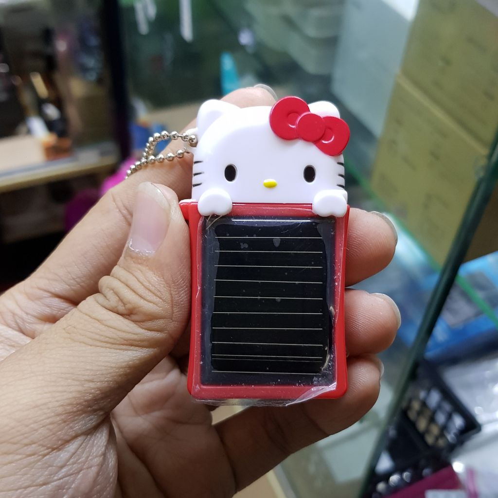 Sạc dự phòng Kitty sử dụng pin năng lượng mặt trời