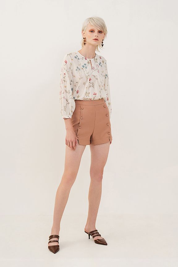 Quần short nhấn 2 li đính bọ thân trước