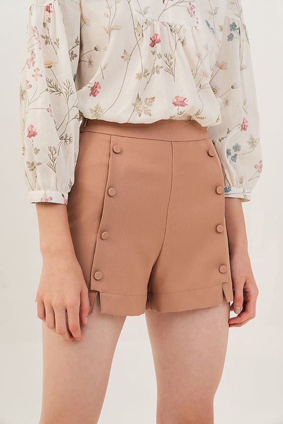 Quần short nhấn 2 li đính bọ thân trước