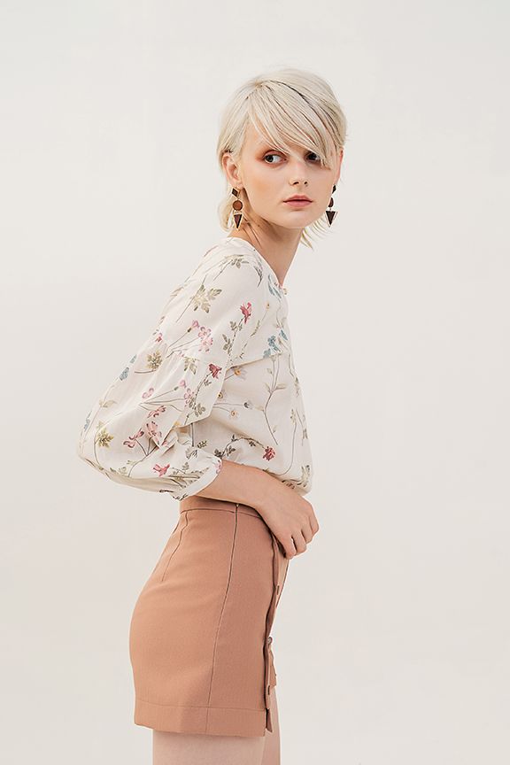Quần short nhấn 2 li đính bọ thân trước