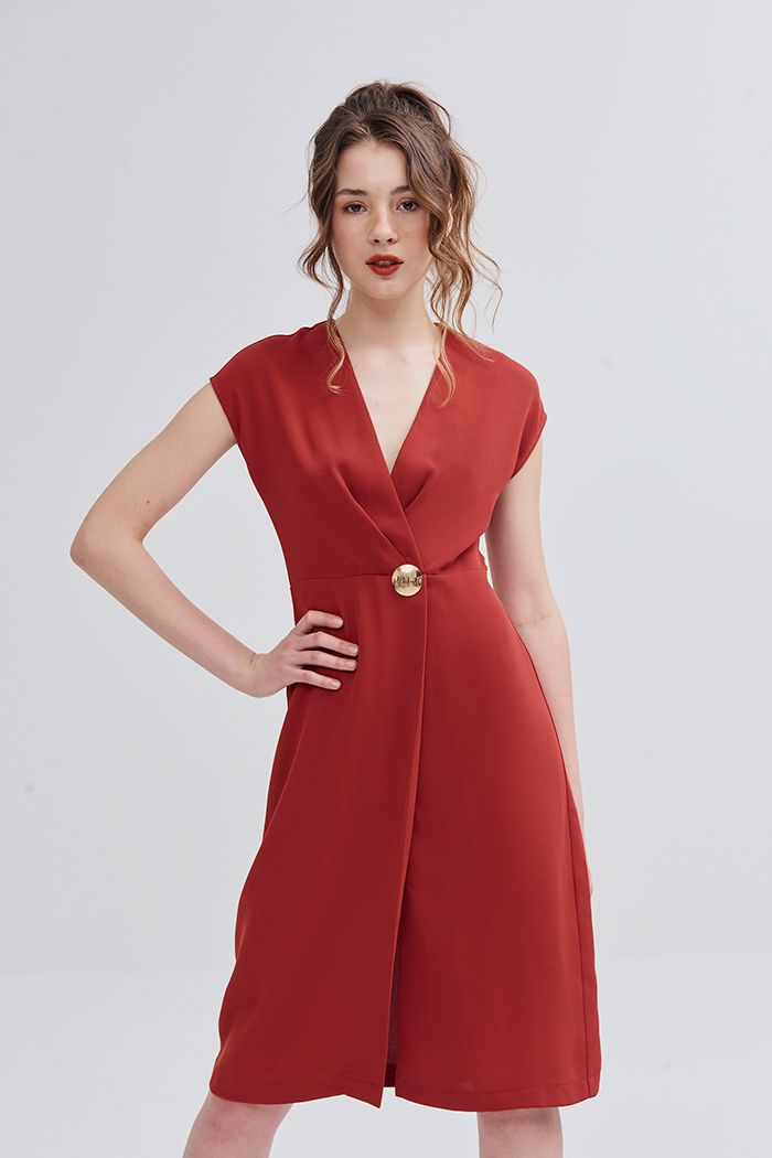 Đầm đắp chéo ngực nhấn nút to