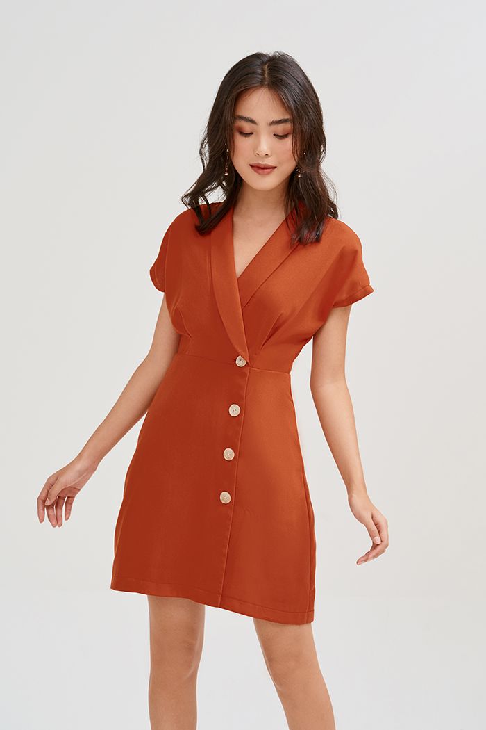 Đầm cổ danton đắp tùng nhấn nút