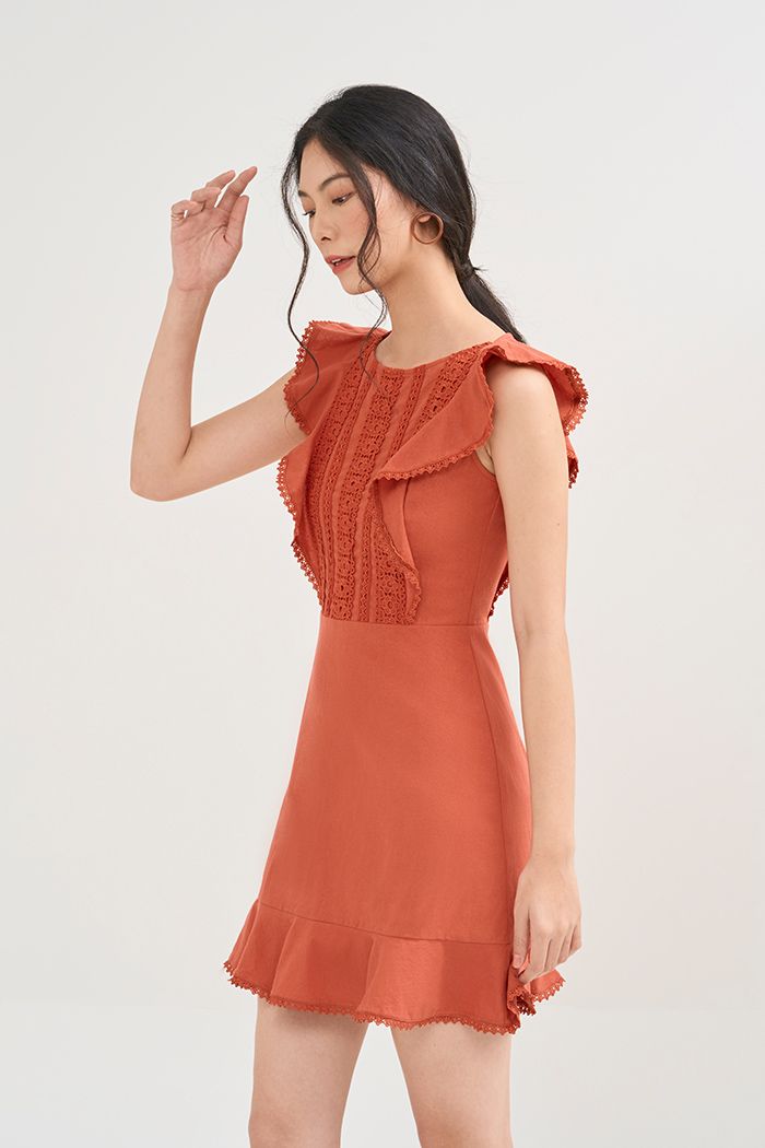 Đầm linen nhấn ren bèo lai