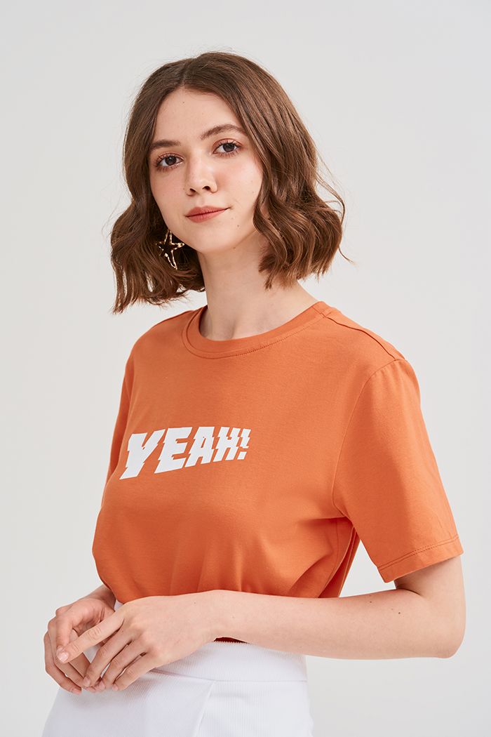 Áo thun in slogan Yeah