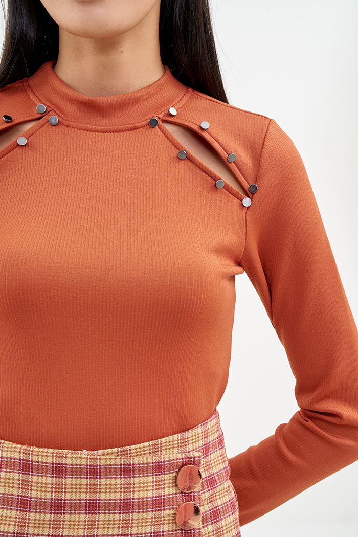 Áo thun tay dài cut out vai nhấn nút inox