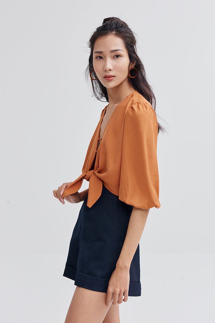 Áo croptop tay lở cột nơ trước đi biển ss19