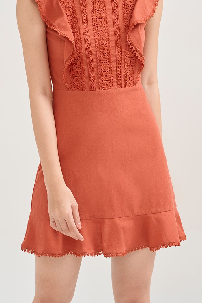 Đầm linen nhấn ren bèo lai