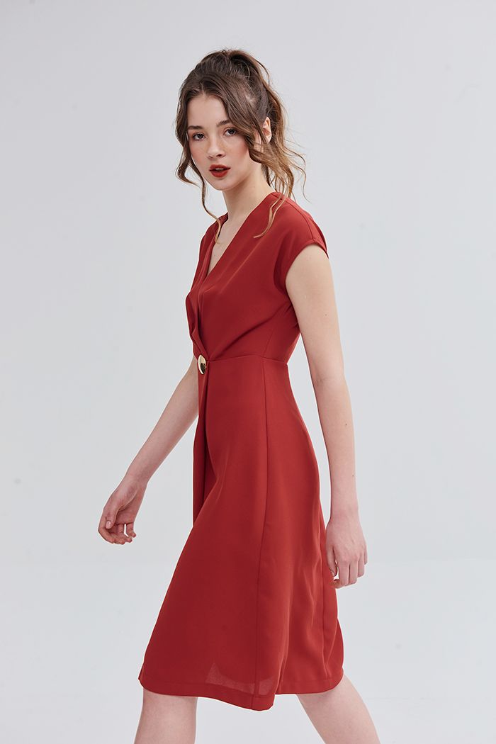 Đầm đắp chéo ngực nhấn nút to