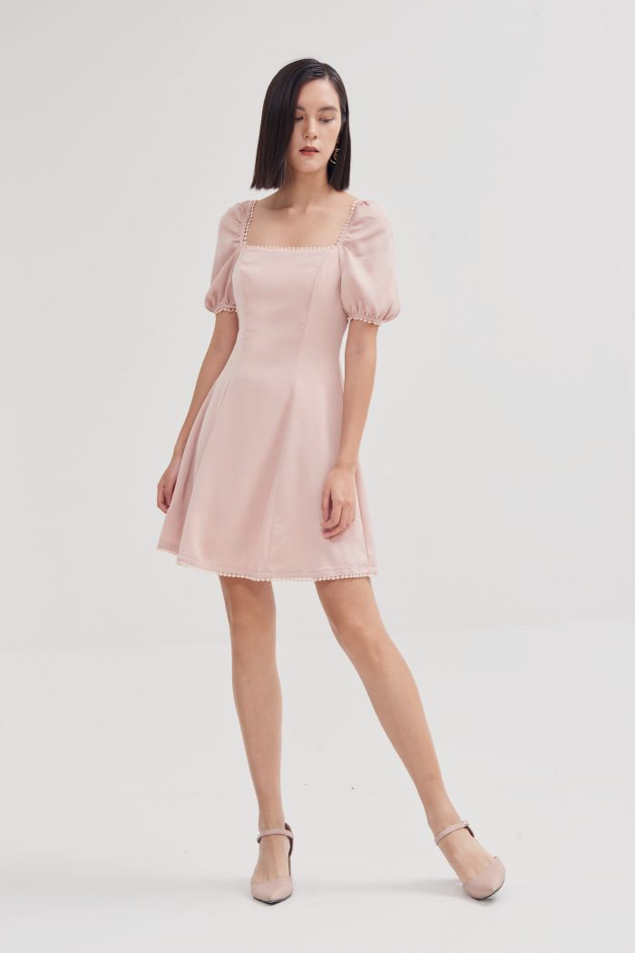 Đầm cổ vuông viền ren tay lỡ