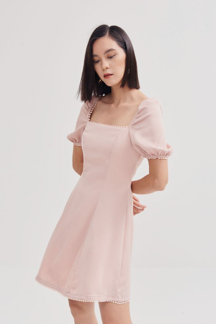 Đầm cổ vuông viền ren tay lỡ