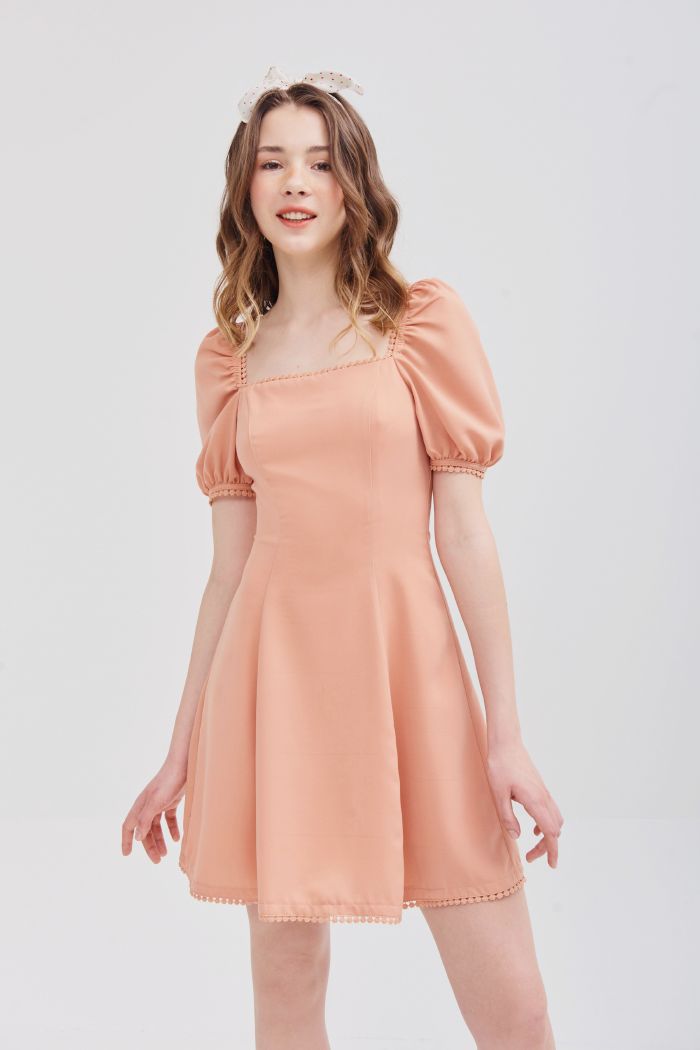 Đầm cổ vuông viền ren tay lỡ