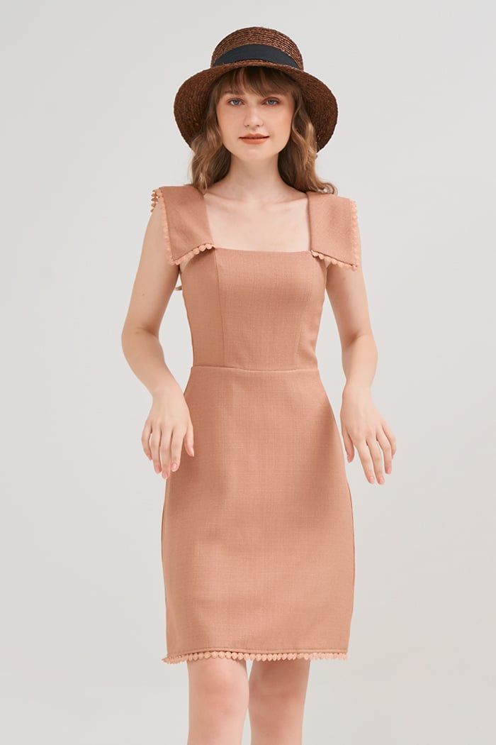 Đầm cổ vuông viền ren tròn vai và lai