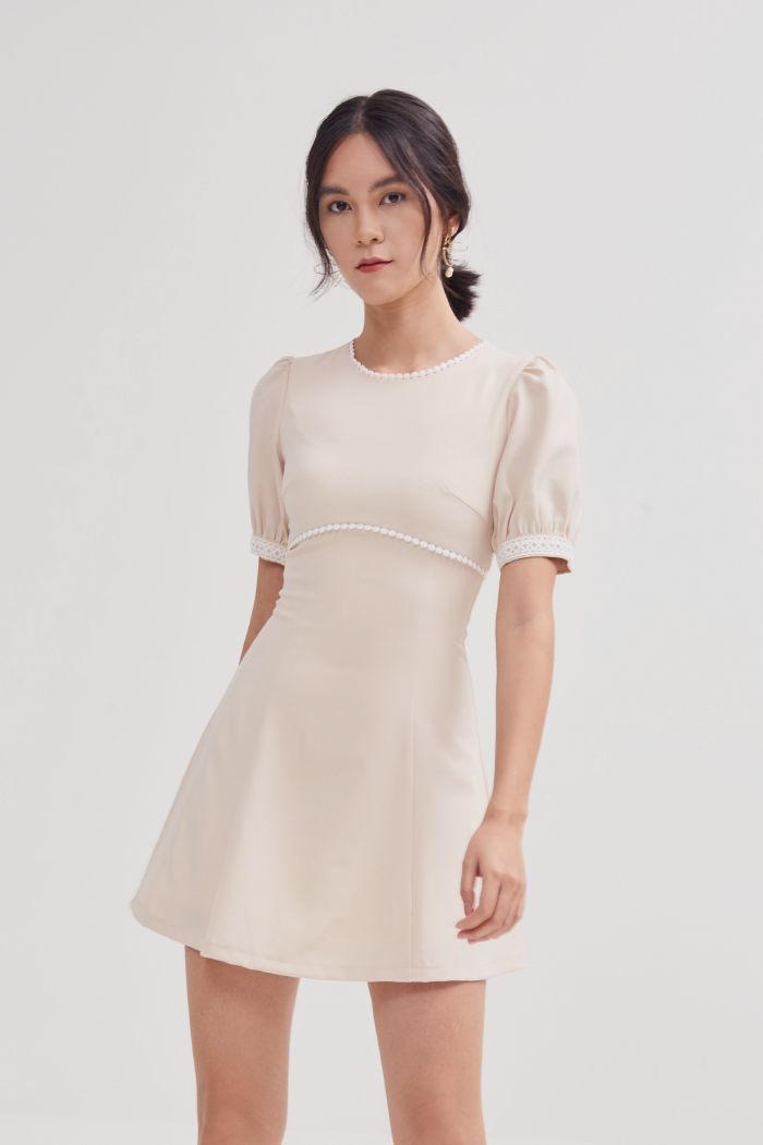Đầm rã chân ngực nhấn ren nhỏ
