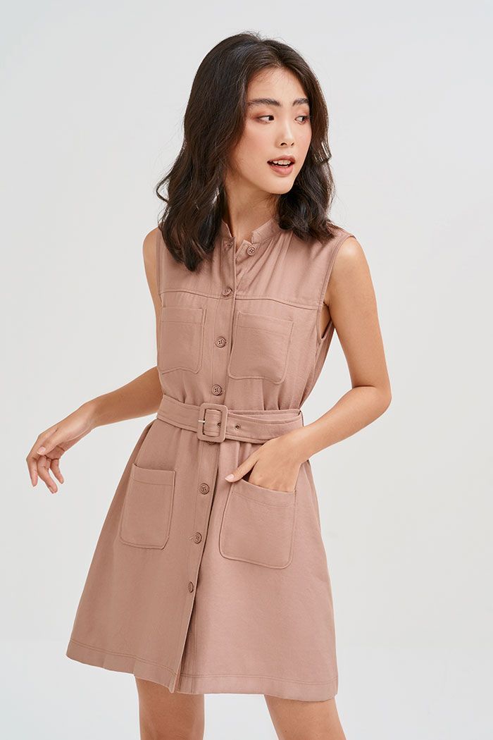 Đầm sát nách cổ lãnh tụ 2 túi nẹp nút