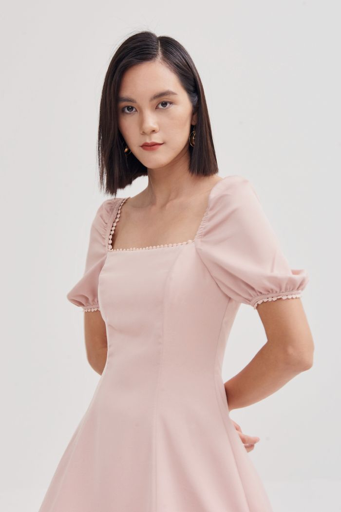 Đầm cổ vuông viền ren tay lỡ