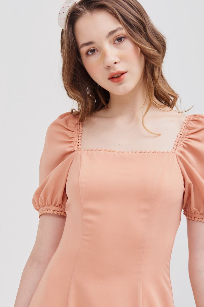Đầm cổ vuông viền ren tay lỡ