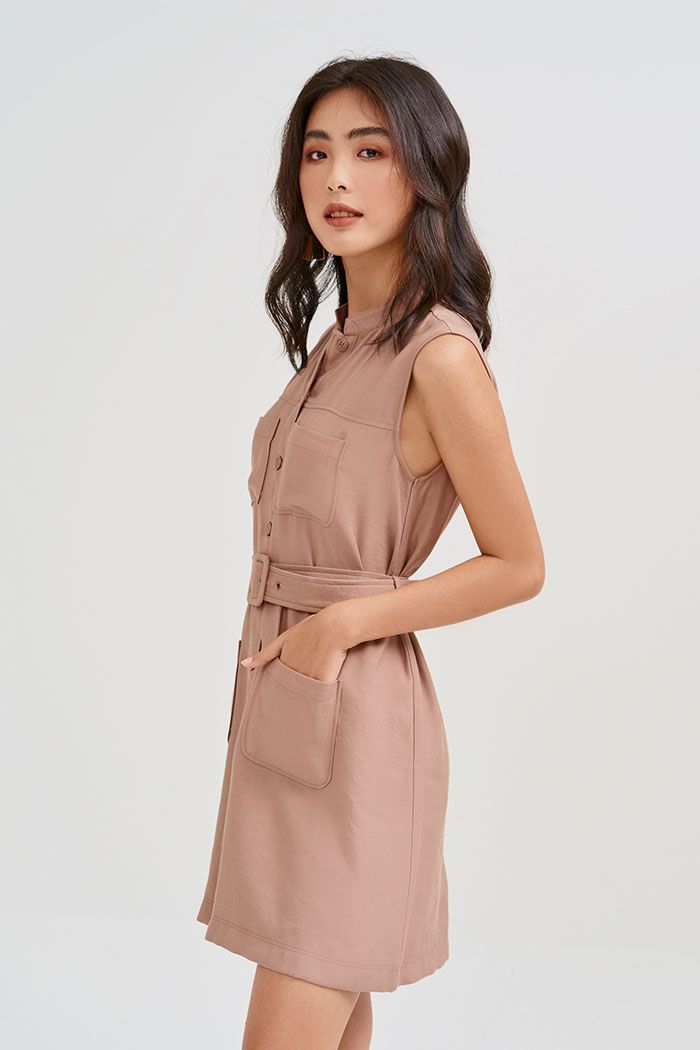 Đầm sát nách cổ lãnh tụ 2 túi nẹp nút