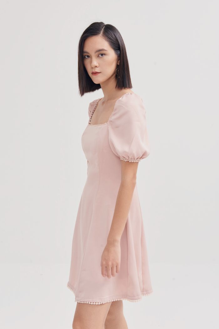 Đầm cổ vuông viền ren tay lỡ