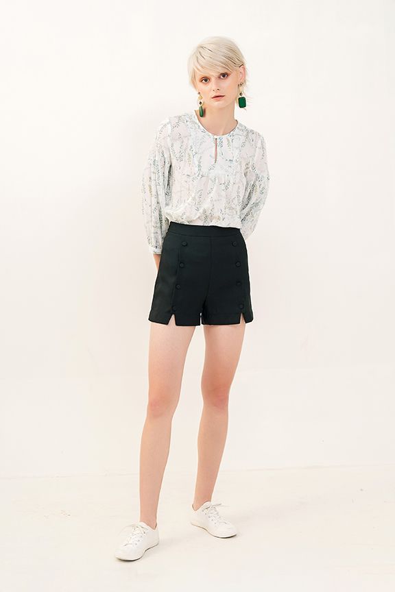 Quần short nhấn 2 li đính bọ thân trước