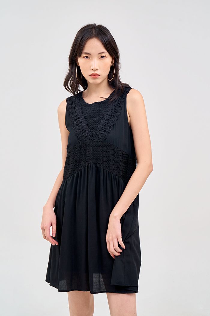 Đầm form suông phối ren chéo sát nách