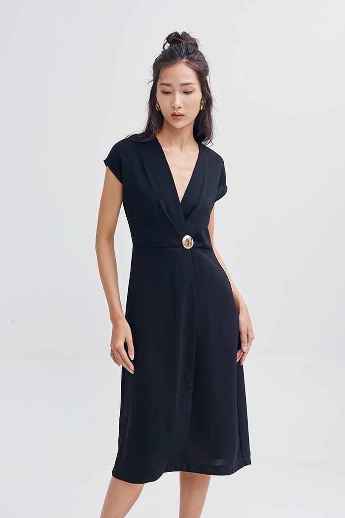 Đầm đắp chéo ngực nhấn nút to