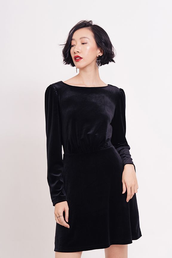 Đầm nhung tay lỡ đính dây kim loại