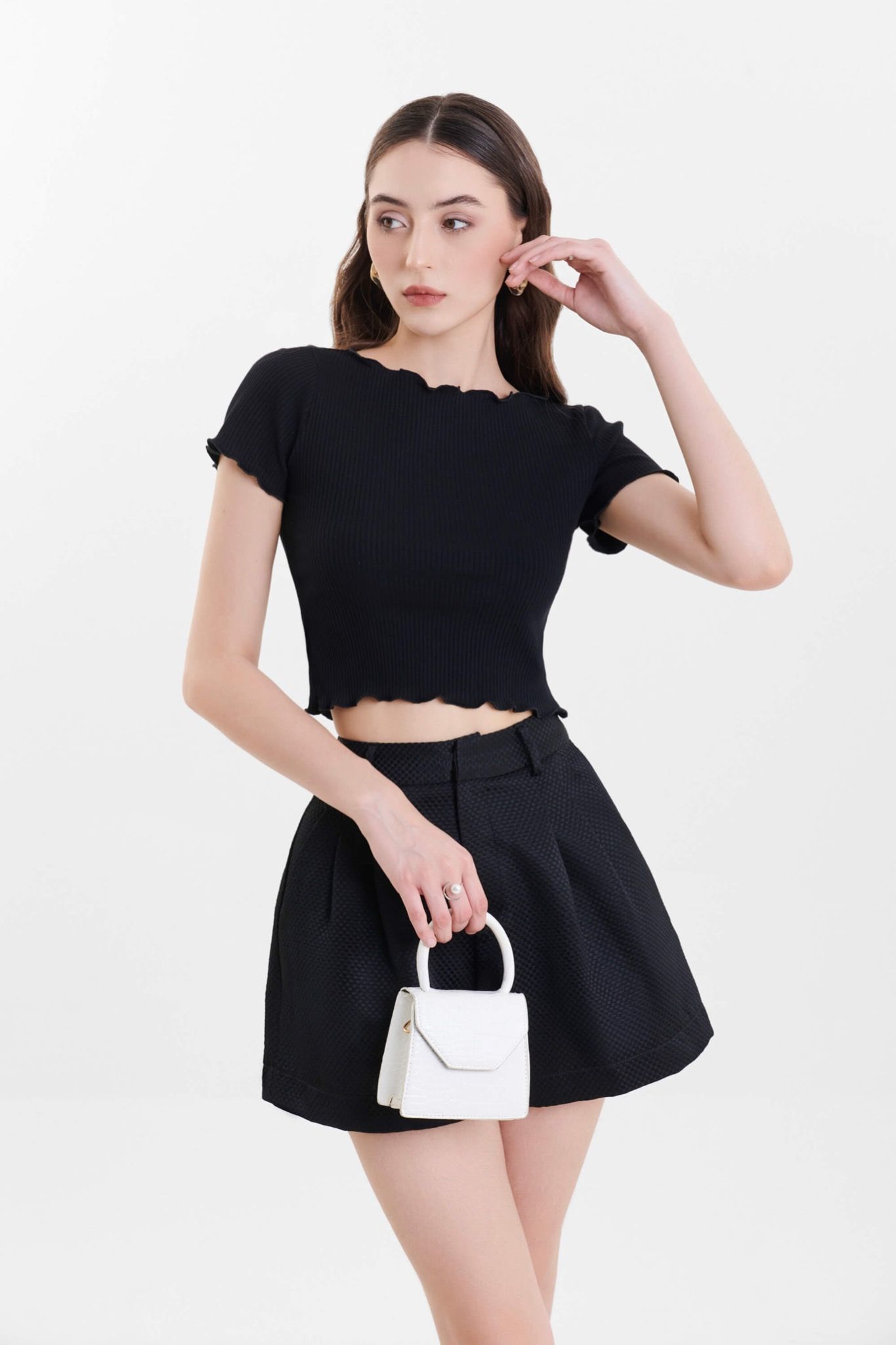  Áo thun gân croptop tay ngắn cuốn biên 