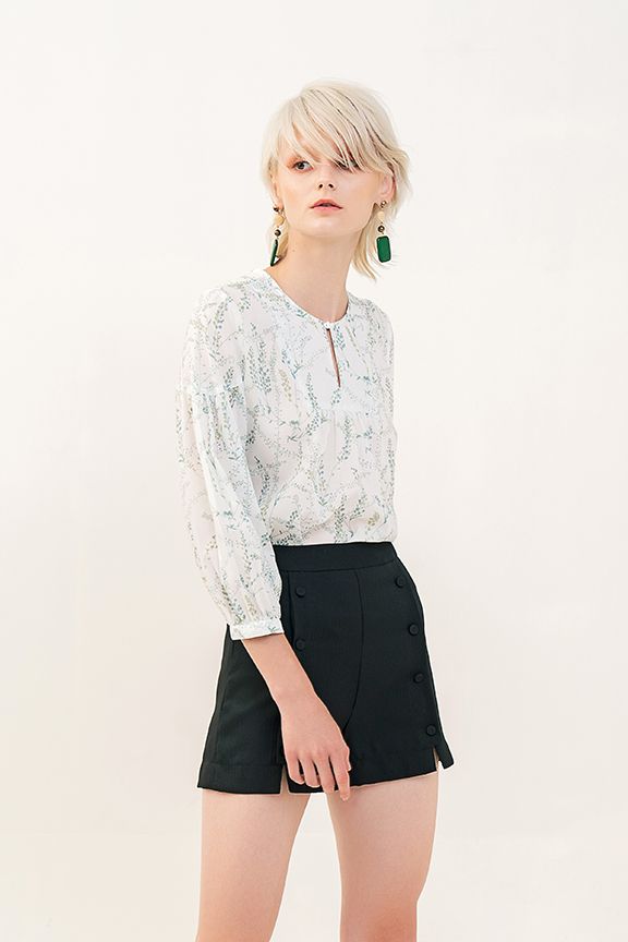 Quần short nhấn 2 li đính bọ thân trước