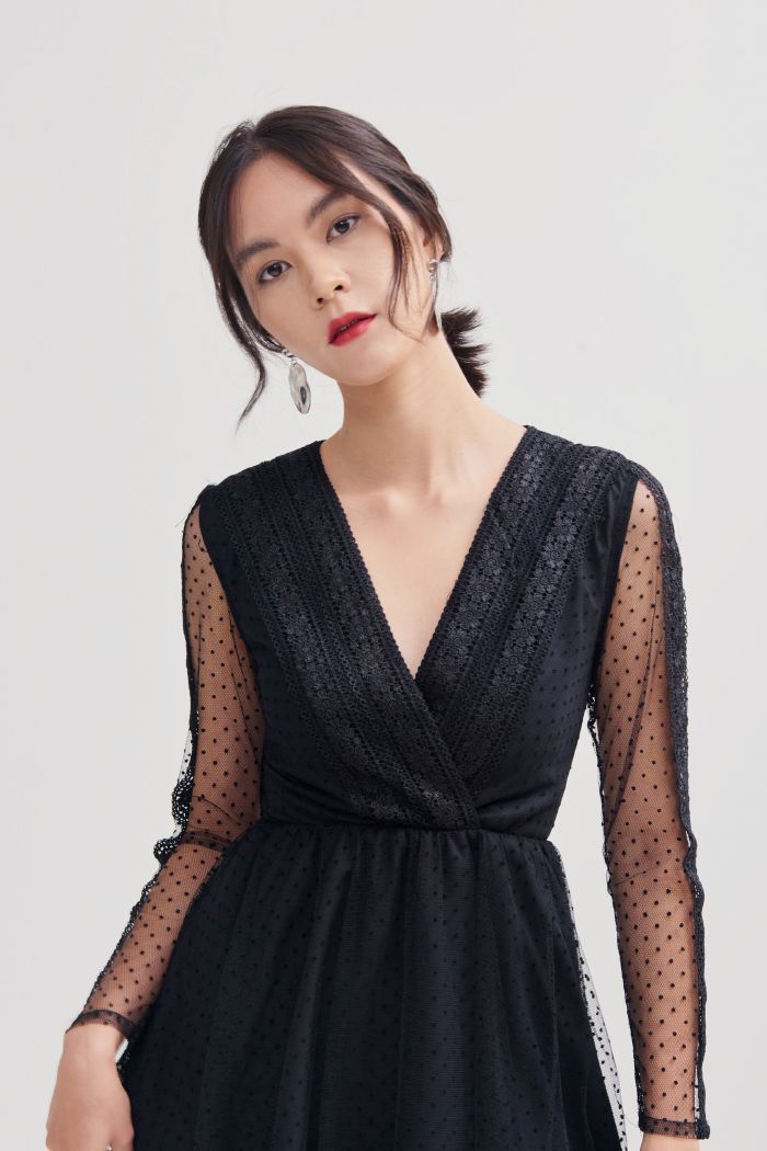 Đầm đắp chéo ngực nhấn ren