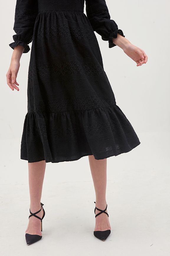 Đầm midi bèo ren cotton thêu